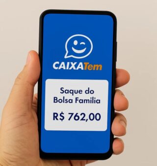 Uma pessoa no caixa tem para sacar o Bolsa Família