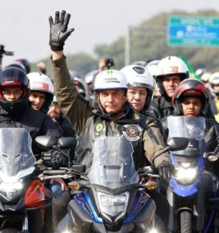 Bolsonaro pilotando uma moto