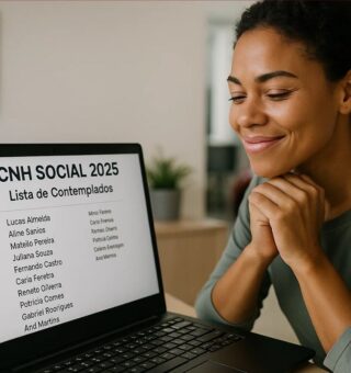 Uma mulher feliz consultando a lista de contemplados da CNH Social