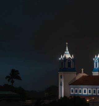 Imagem de Cruzeiro sob intensa chuva com foco na igreja matriz