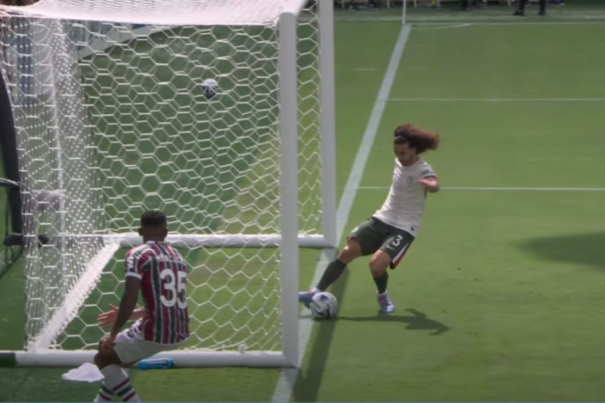 Cucurella tirando o gol do fluminense