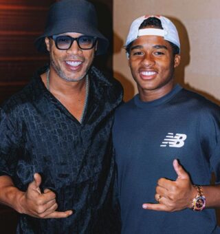Endrick ao lado de Ronaldinho Gaúcho