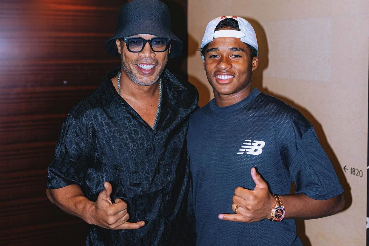 Endrick ao lado de Ronaldinho Gaúcho