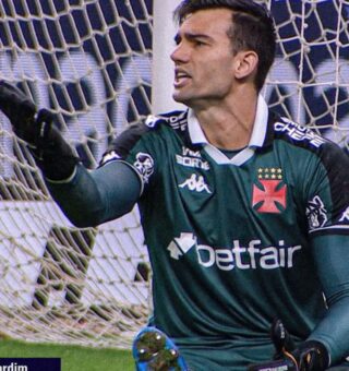 Léo jardim no campo reclamando