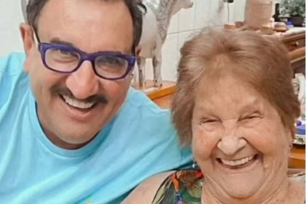 Mãe do Ratinho ao lado dele
