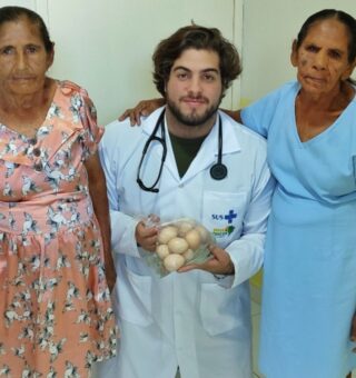 Médico ao lado de suas duas pacientes