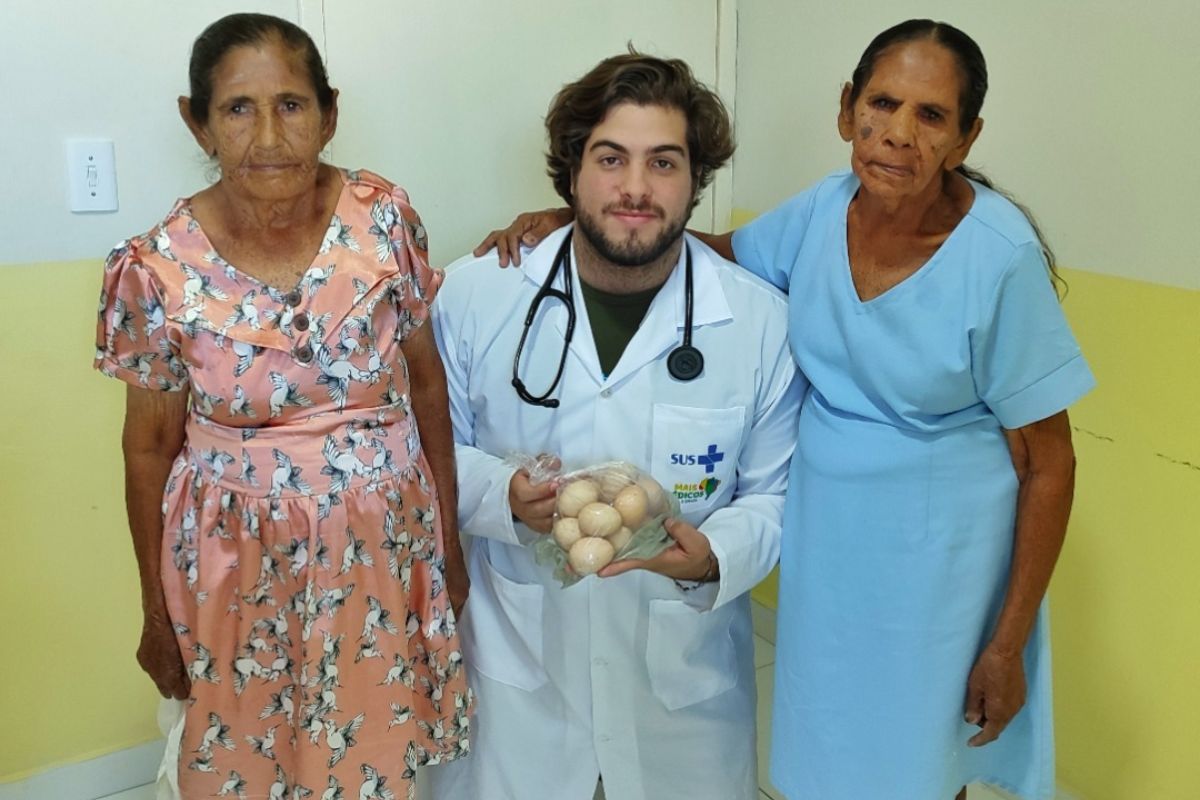 Médico ao lado de suas duas pacientes