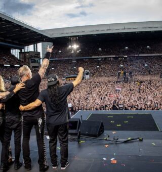 Banda Metallica em cima do palco de costas