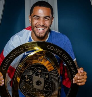 Levi Colwill comemorando a vitória do Mundial de Clubes da FIFA