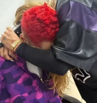 Oruam chorando sendo abraçado por sua noiva