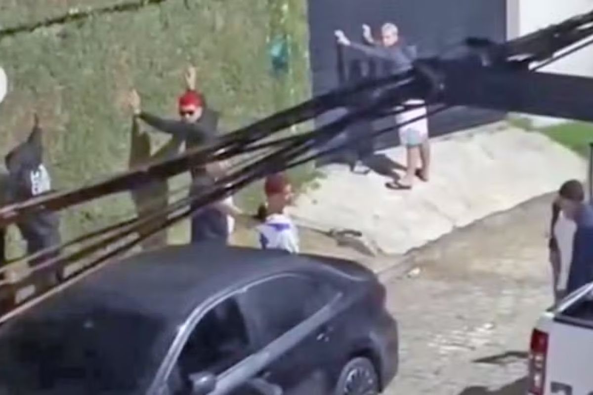 Oruam e outras pessoas com a mão na parede durante abordagem policial