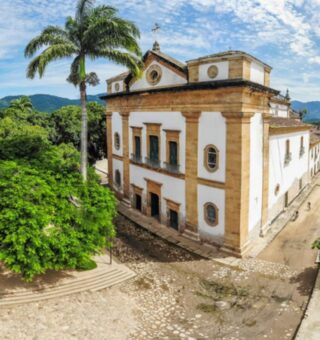 Foto de uma igreja no centro do Patrimônio mundial da Unesco, Paraty