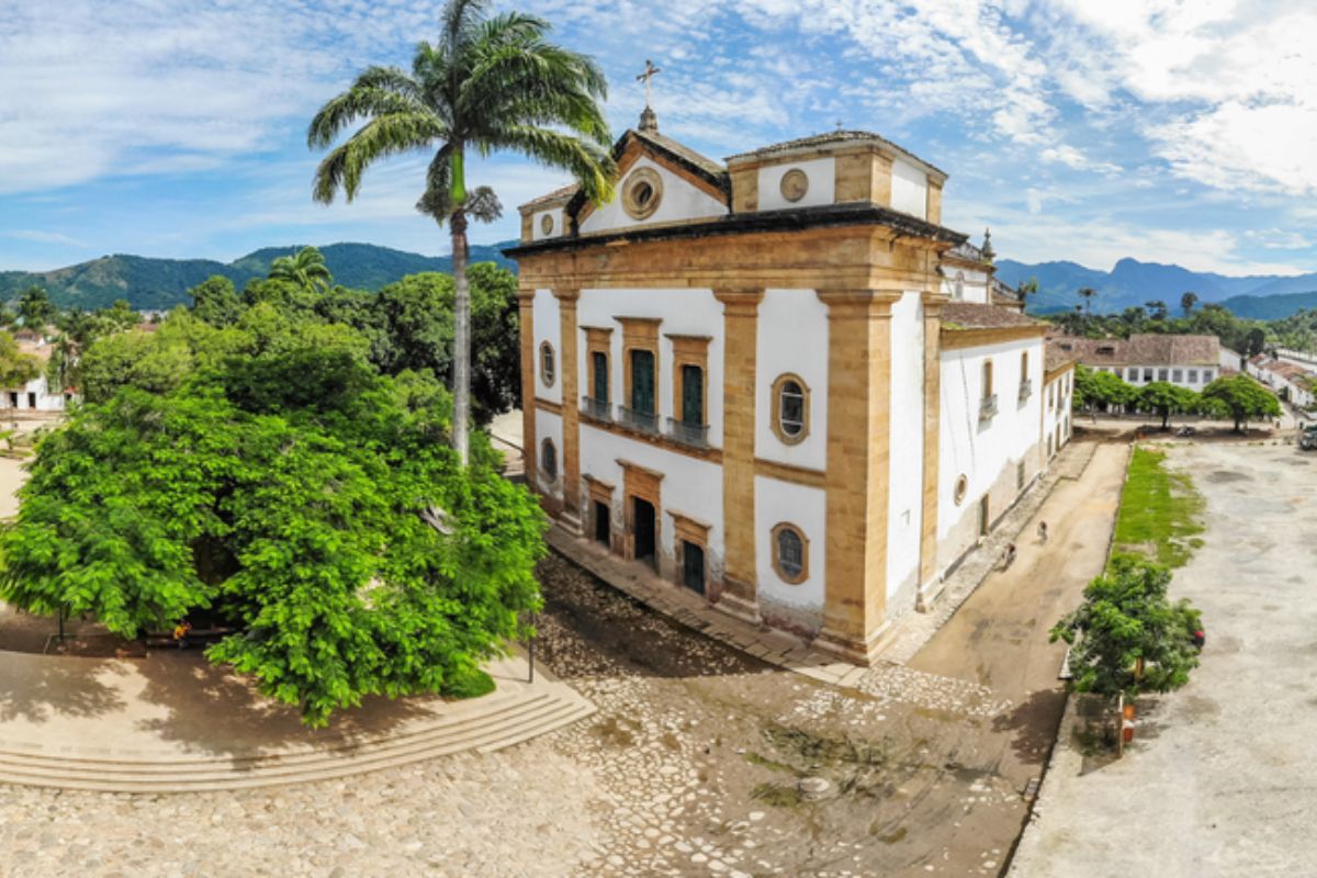 Foto de uma igreja no centro do Patrimônio mundial da Unesco, Paraty