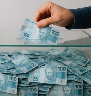 Uma pessoa coloca R$ 100 em uma caixa querendo juntar R$ 1 milhão