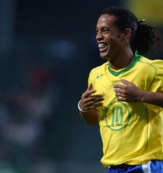 Ronaldinho com a camisa T90
