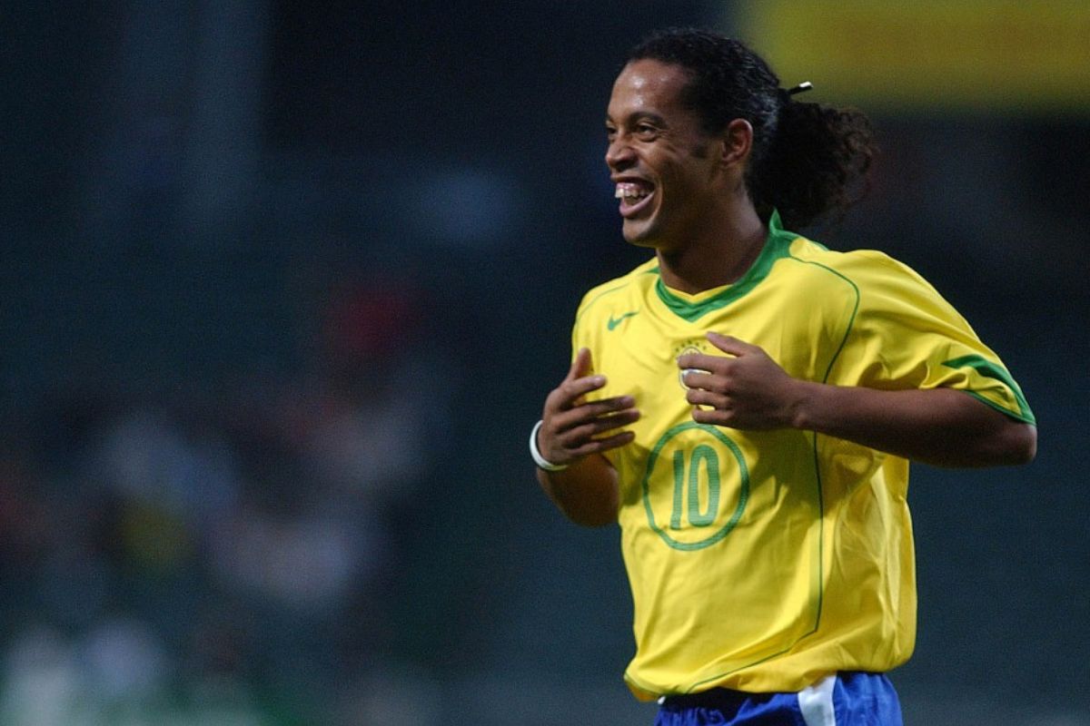 Ronaldinho com a camisa T90