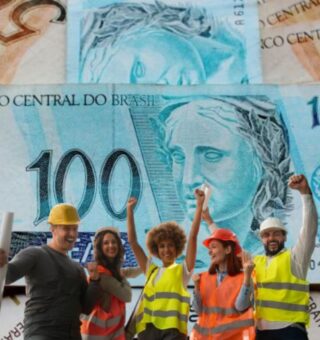 Trabalhadores comemoram o aumento do salário mínimo, ao fundo é possível ver notas de 100 e 50 reais