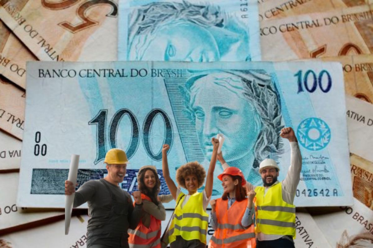 Trabalhadores comemoram o aumento do salário mínimo, ao fundo é possível ver notas de 100 e 50 reais