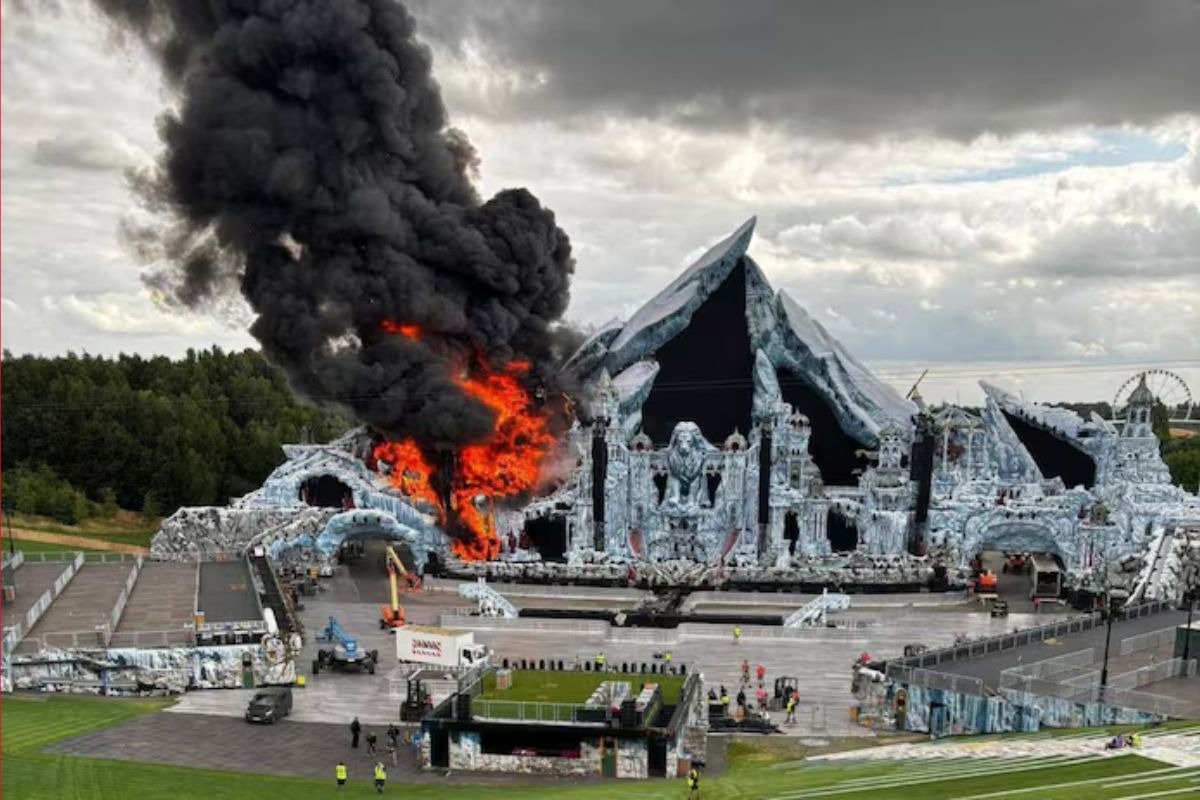 Imagem do palco principal do Tomorrowland pegando fogo