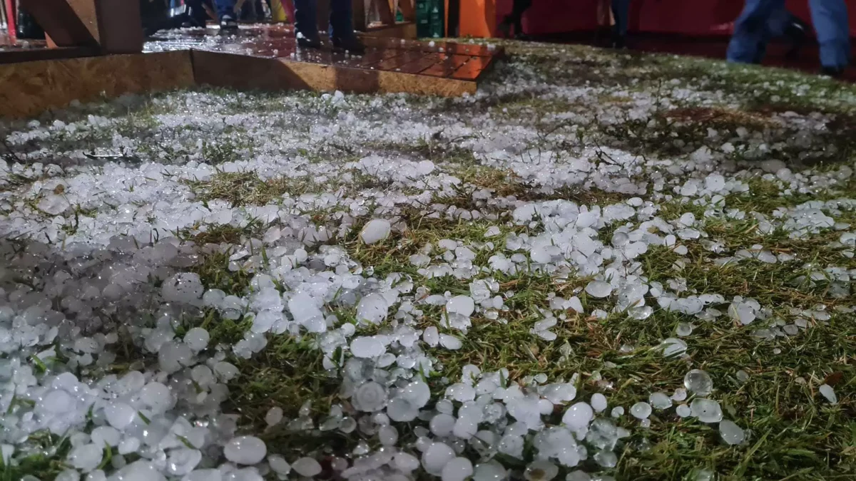 Chuva de granizo marca chegada da frente fria no MS surpreendendo os moradores