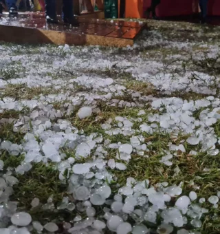 Chuva de granizo marca chegada da frente fria no MS surpreendendo os moradores