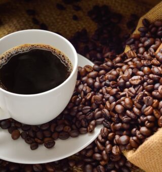 Clima adverso e chuva de granizo impulsionam disparada nos preços do café em New York