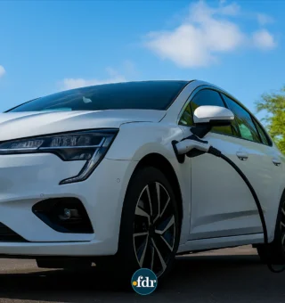 Carros elétricos: Nova nova vai exigir chuveiros e sistema de exaustão na garagem de prédios; aumento de gasto é esperado