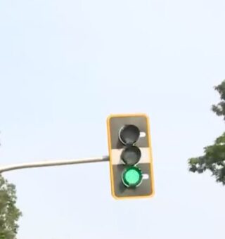 Novidade no trânsito de SP: entenda como funciona  novo semáforo com borda amarela