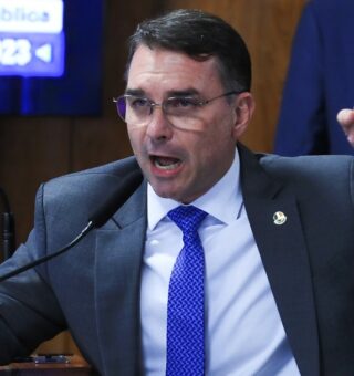 Flávio Bolsonaro pede fim do tarifaço de Trump e depois se arrepende