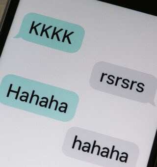 Uma foto de conversas com forma correta de rir