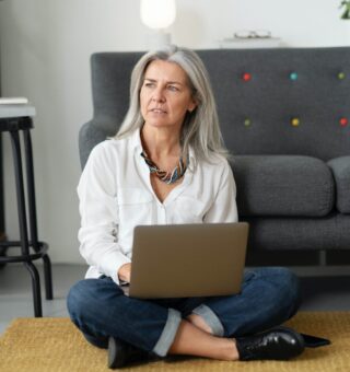 Entenda o desafio do etarismo no mercado de trabalho para mulheres 50+