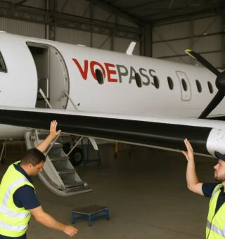Técnicos arrumando o Avião da Voepass