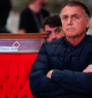 Bolsonaro de braços cruzados