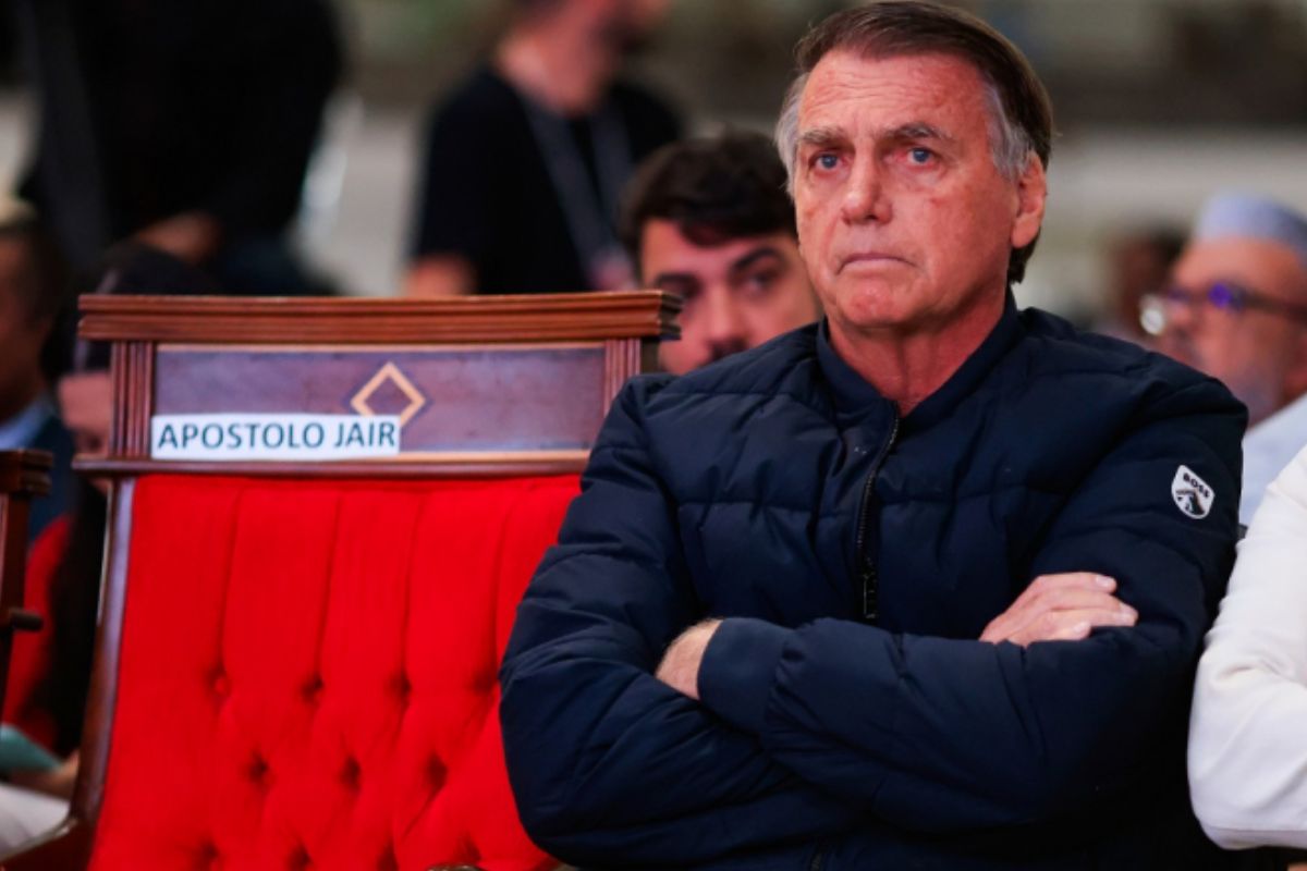 Bolsonaro de braços cruzados