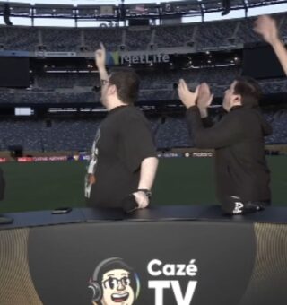 4 membros durante a transmissão da CazéTV
