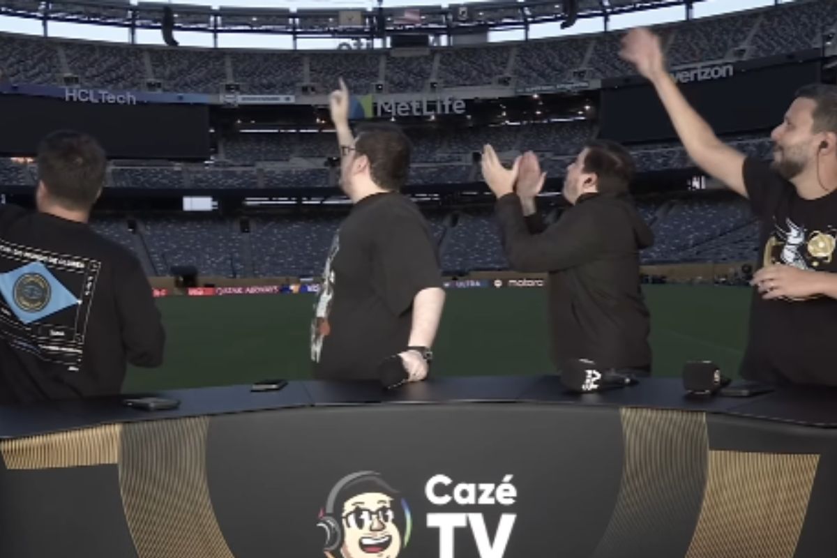 4 membros durante a transmissão da CazéTV