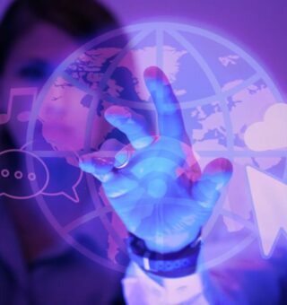 um rapaz toca um globo do mundo digital para após ver Como descobrir o seu IP