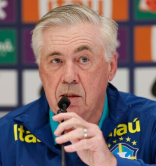 Ancelotti falando no microfone antes de anunciar Convocados para a seleção brasileira
