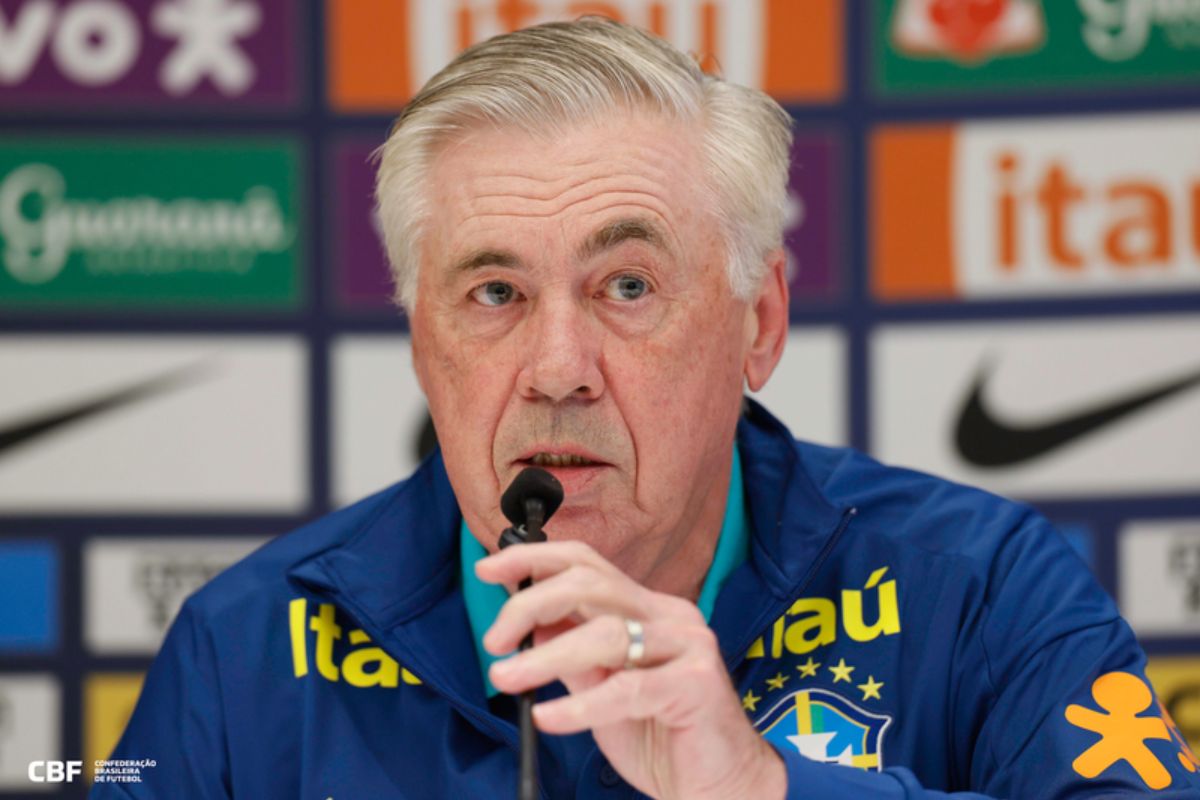 Ancelotti falando no microfone antes de anunciar Convocados para a seleção brasileira