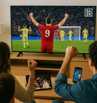 Uma família assistindo futebol no Dazn