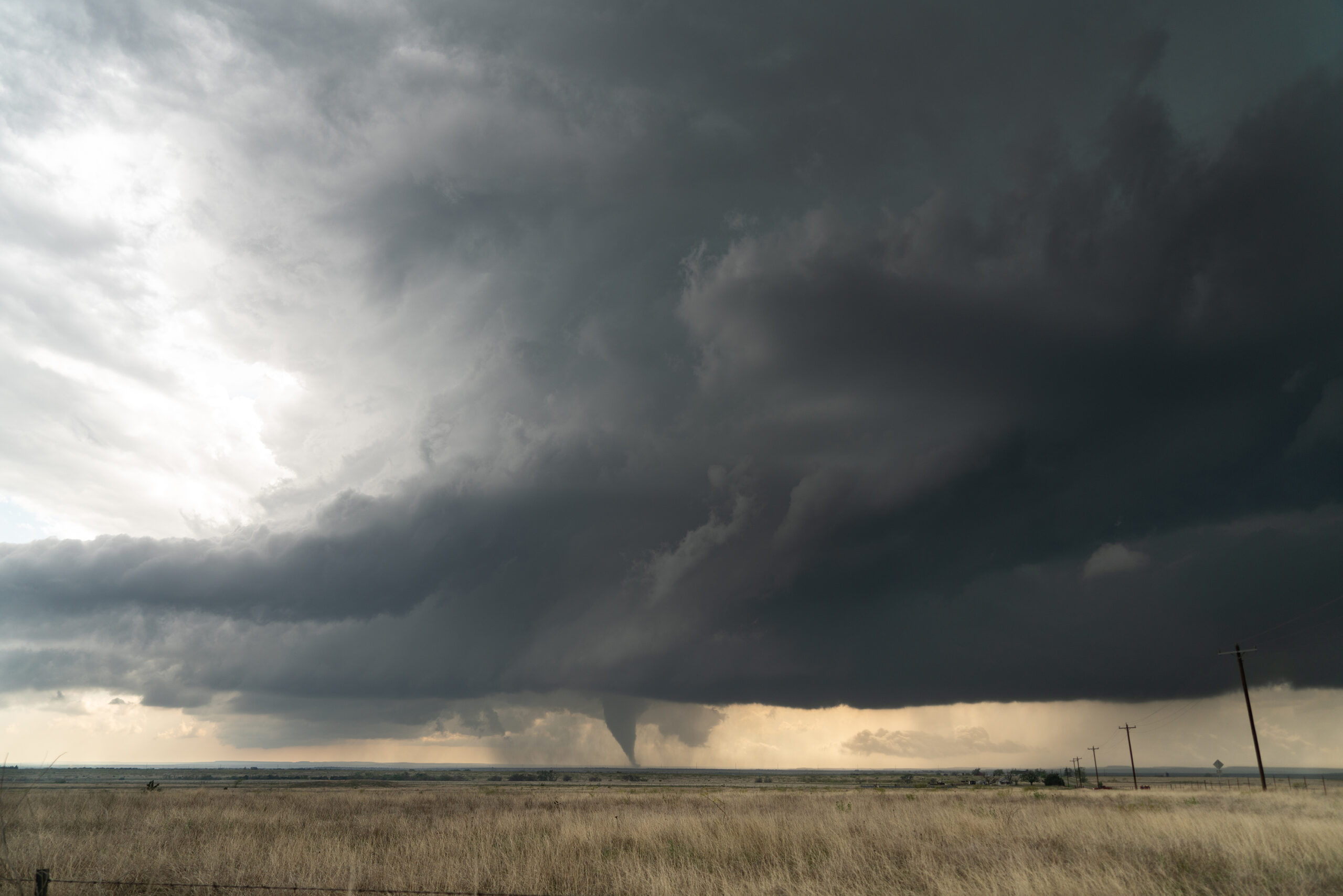 Previsão do tempo: nova frente fria pode trazer tornado e tempestades; saiba como se preparar. Imagem: Podcast Duolingo