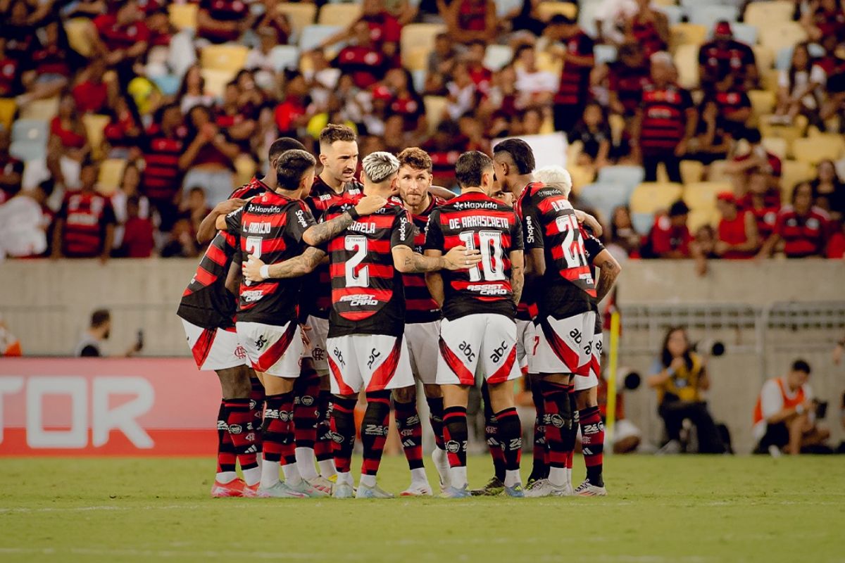 Time do Flamengo em campo para enfrentar o Mirassol