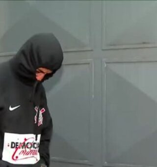 Jogador que jogou cabeça de porco encapuzado