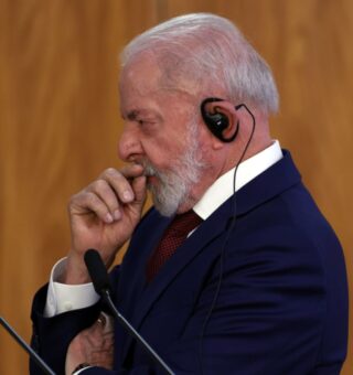 Lula pensando se aprova a 