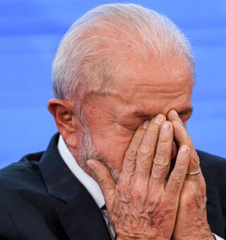 Lula com a mão no rosto chorando