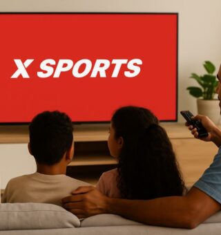 Uma família na sala de casa que descobriu Onde assistir a Xsports. Estão mãe, 2 filhos e o pai no sofá, enquanto olham para a TV com o canal Xsports aberto