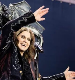 Ozzy Osbourne sentado em um trono