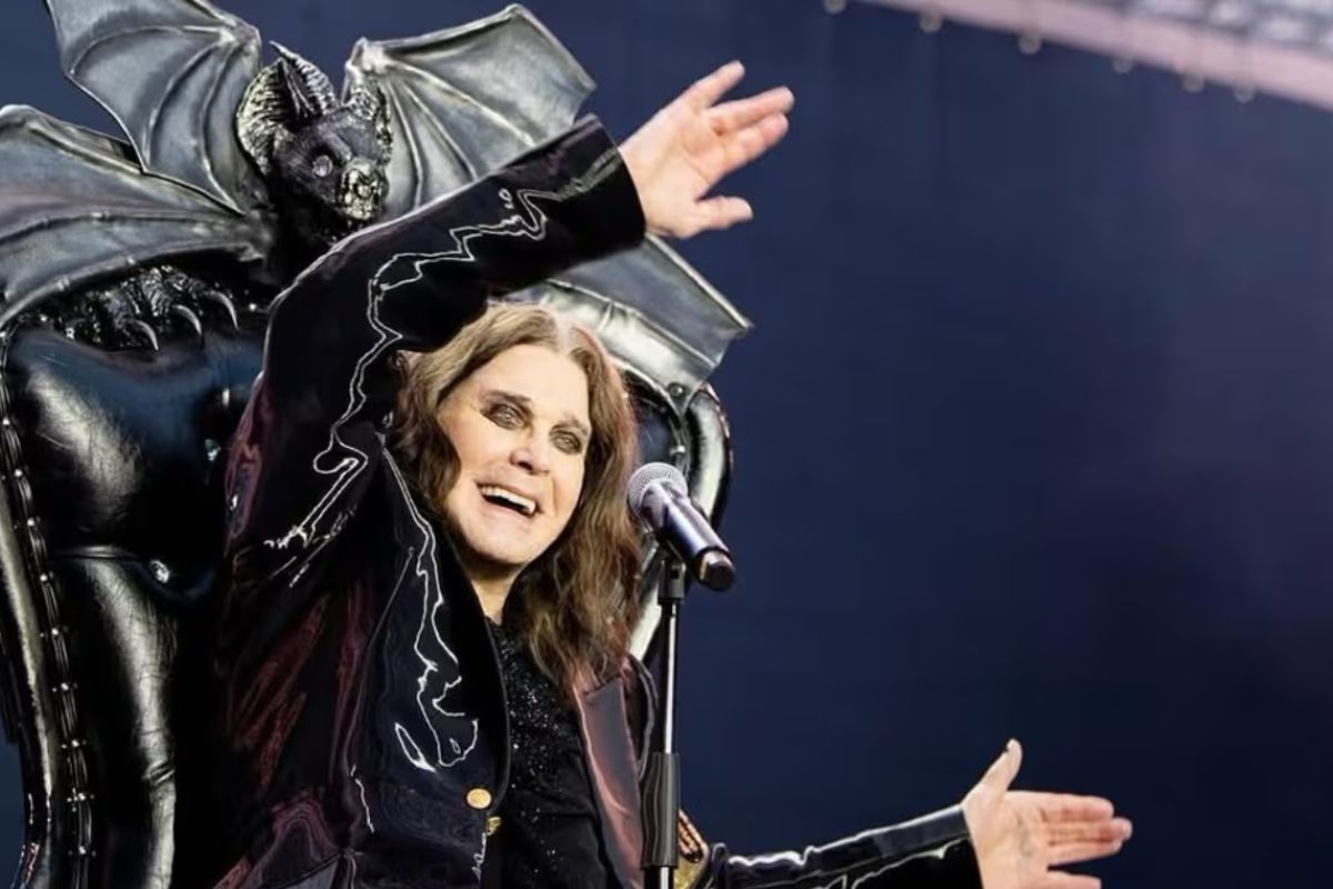 Ozzy Osbourne sentado em um trono