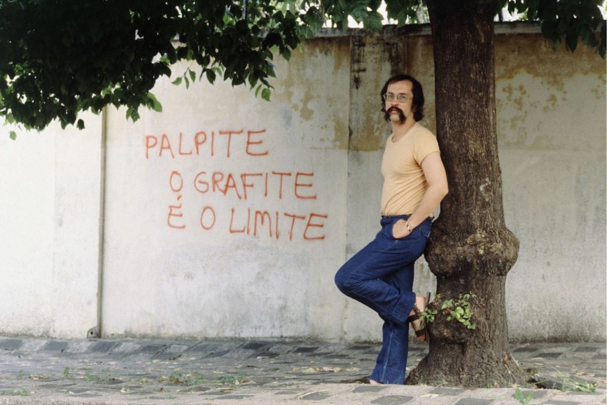 Imagem de Paulo Leminski apoiado em uma árvore