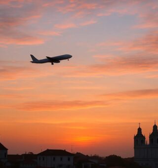 um avião sobrevoando Portugal